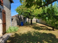 Belle Maison en Pierre avec de Nombreuses Dépendances au Coeur de Ruffec