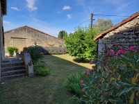 Belle Maison en Pierre avec de Nombreuses Dépendances au Coeur de Ruffec