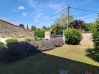 Belle Maison en Pierre avec de Nombreuses Dépendances au Coeur de Ruffec