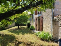 Belle Maison en Pierre avec de Nombreuses Dépendances au Coeur de Ruffec