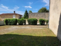 Belle Maison en Pierre avec de Nombreuses Dépendances au Coeur de Ruffec