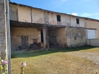 Belle Maison en Pierre avec de Nombreuses Dépendances au Coeur de Ruffec