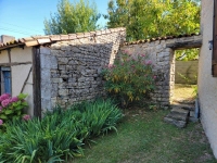 Belle Maison en Pierre avec de Nombreuses Dépendances au Coeur de Ruffec