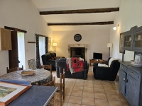 Ensemble Immobilier de Charme avec Maison Principale, Gîte, et Piscine