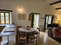 Ensemble Immobilier de Charme avec Maison Principale, Gîte, et Piscine