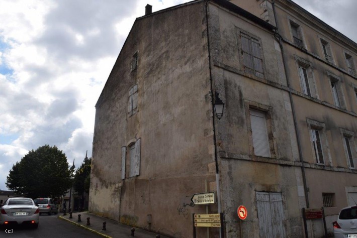 Building With Ground Floor Offices And Potential for Apartment Above- In The Town Centre Of Ruffec