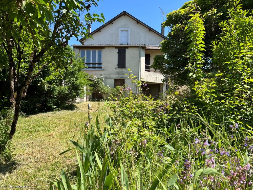 Stone House with Great Potential – 3 Bedrooms, Garden, and Attic to Convert