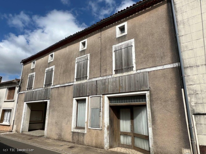 Beautiful Commercial Potentials: House for Commercial Use between Champagne-Mouton and Confolens to Renovate