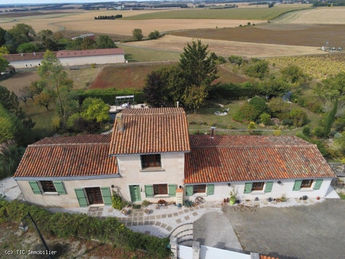 Belle Maison Ancienne avec de Superbes Vues sur la Campagne