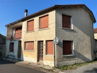 Maison de 4 Chambres à Rénover avec Garage et Cour