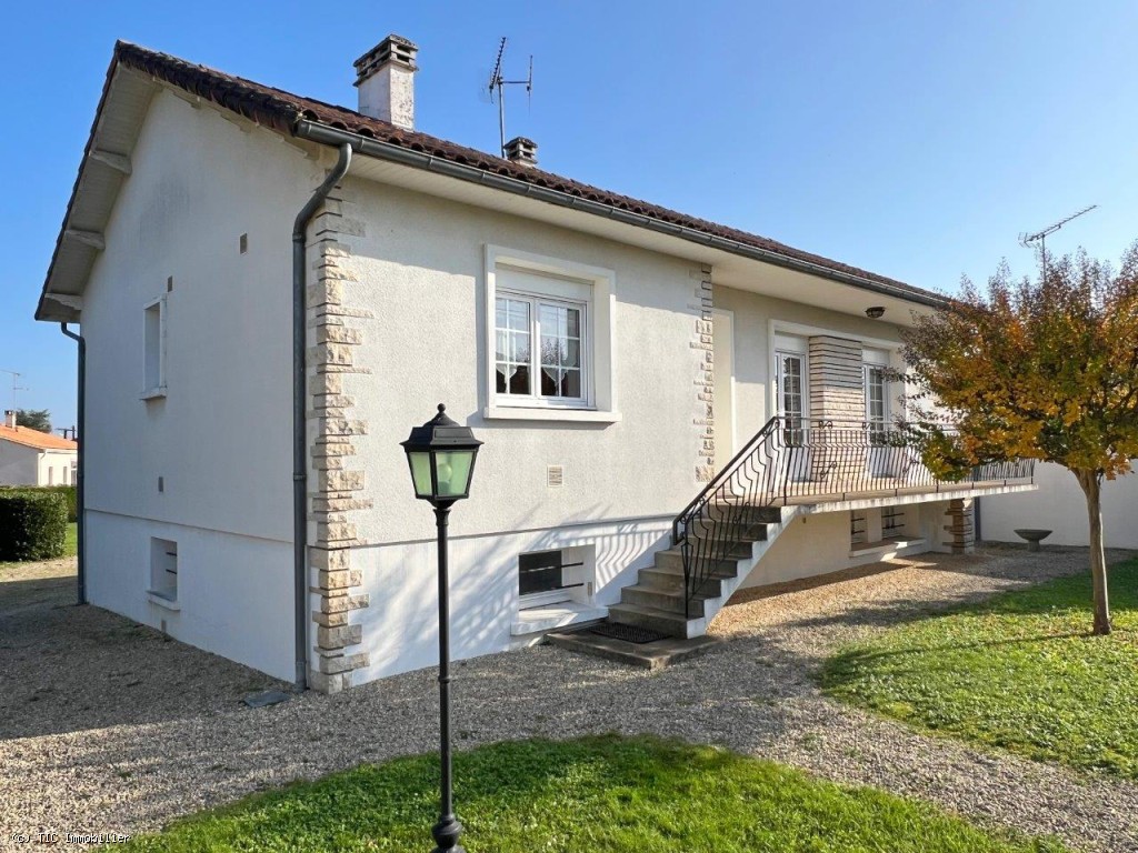 Pavillon sur Sous-sol avec Jardin et Garage à 2 minutes du Centre de Ruffec