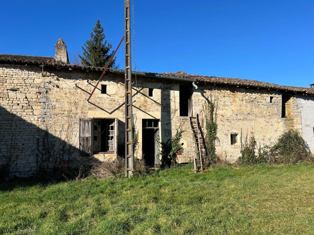 Maison en Pierre à Rénover Avec Dépendances Sur Un Terrain De 1055m²