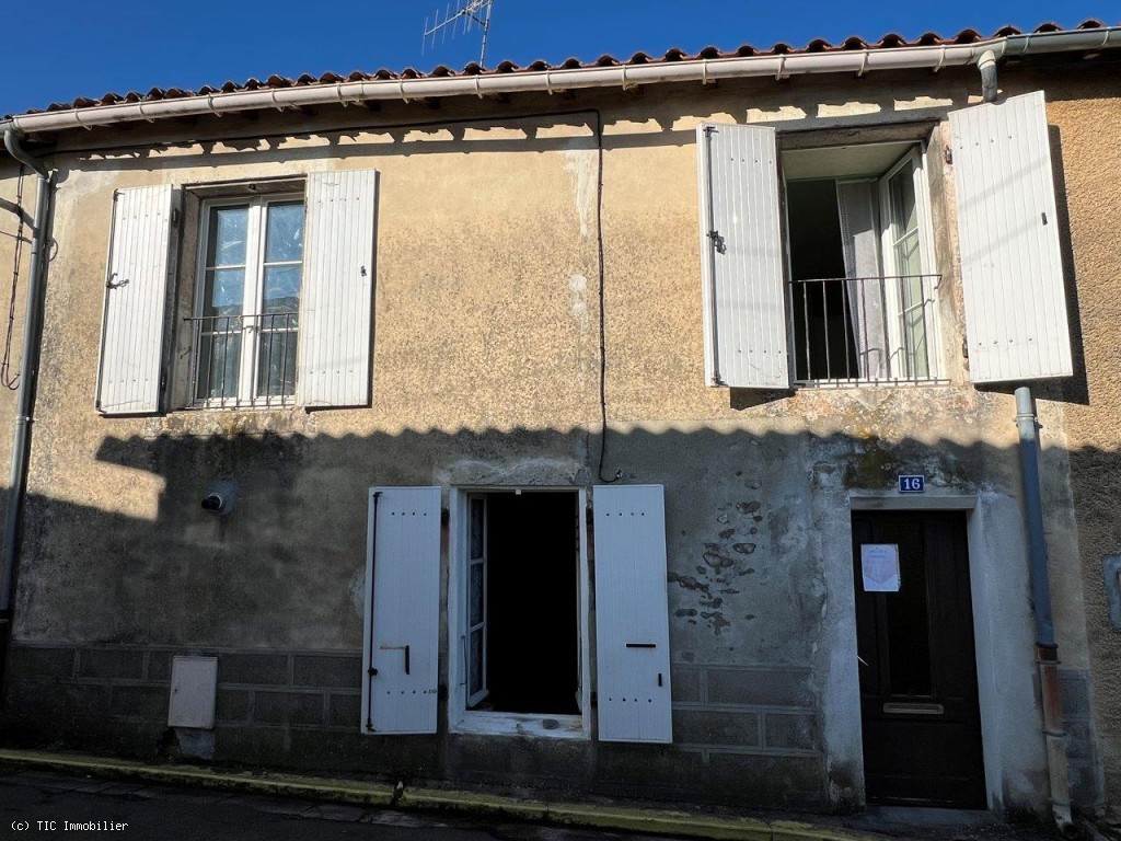 Ruffec, Maison De Ville A Vendre Avec Jardin