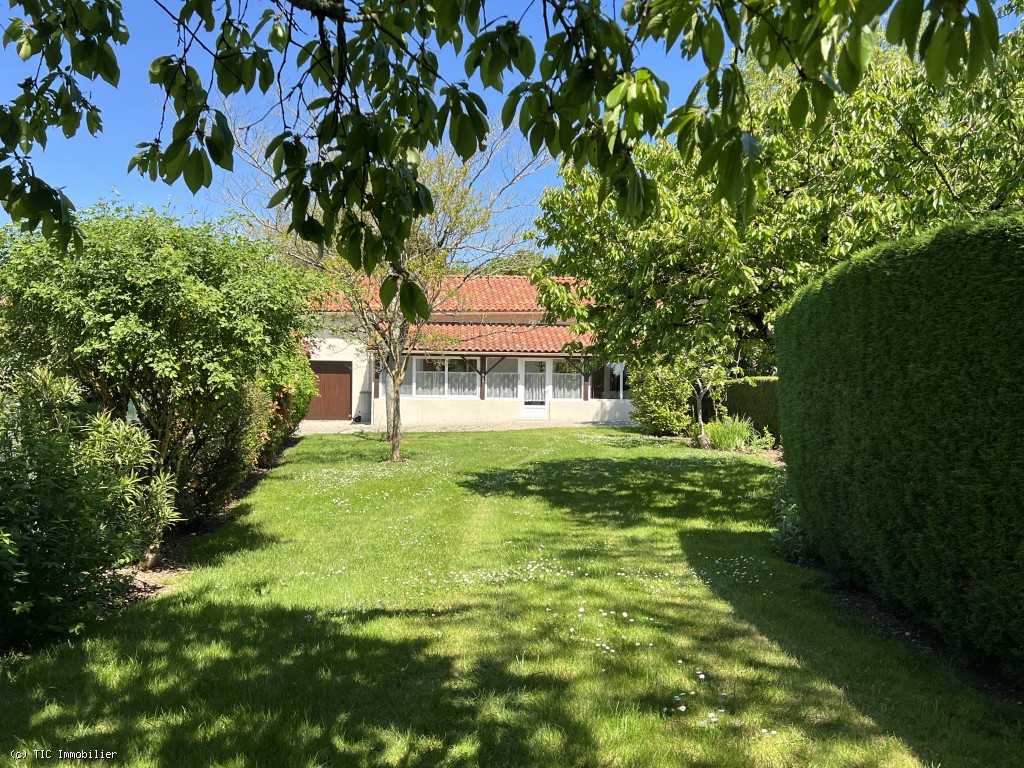 Maison De Campagne Située Au Calme A Vendre. 2 Chambres Et Grand Jardin