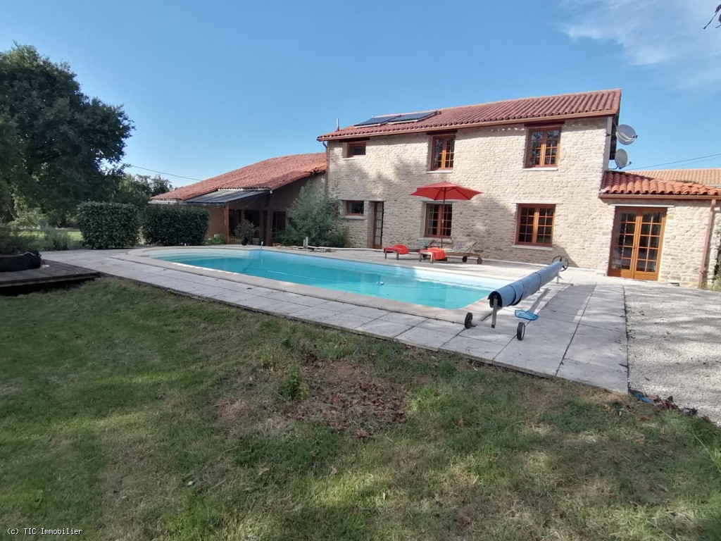Spacious Family Home with Pool, 6 Bedrooms – Peaceful Hamlet Setting, 2.5 km from Village Centre