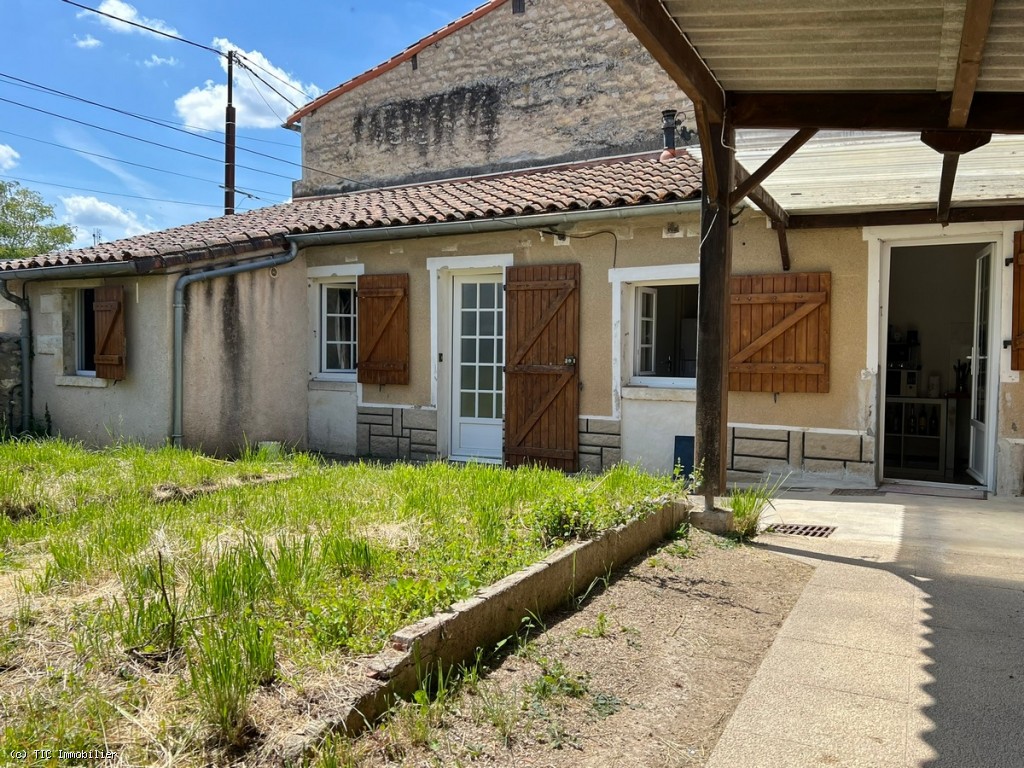 Au Cœur de Ruffec – Deux Maisons de Plain-Pied en Pierre avec Jardinet