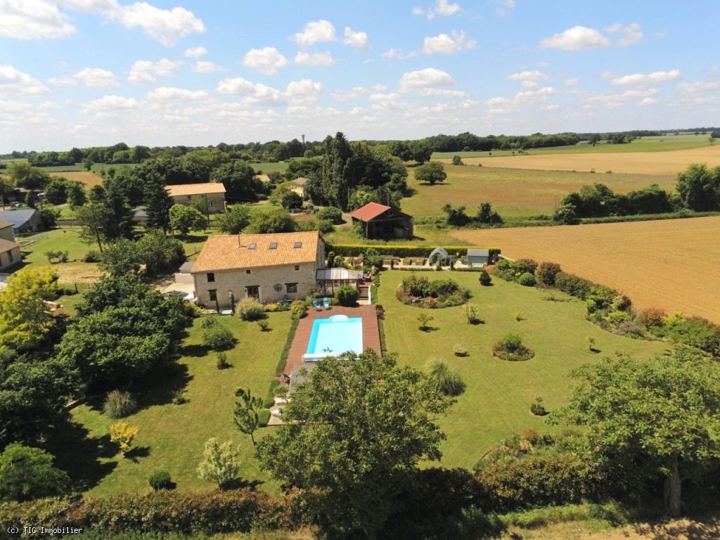 Élégante Demeure Ancienne avec Piscine et Jardin Paysager