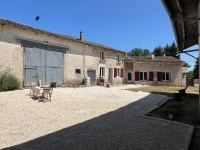 Charmante Maison en Pierre avec Dépendances et Cour Intime – Proche Sauzé-Vaussais