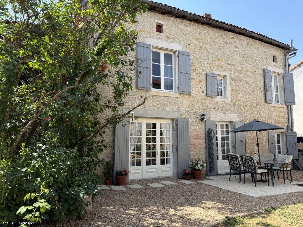 Superbe Maison de Village de 5 Chambres Près de Champagne Mouton