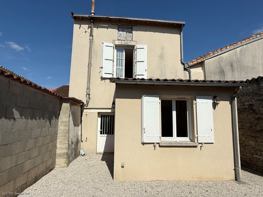 Ruffec Town Centre House With Large Garage And A Courtyard