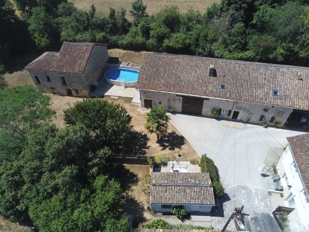 Charmant Ensemble à Vendre Avec 2 Maisons, Granges et Terrain Arboré