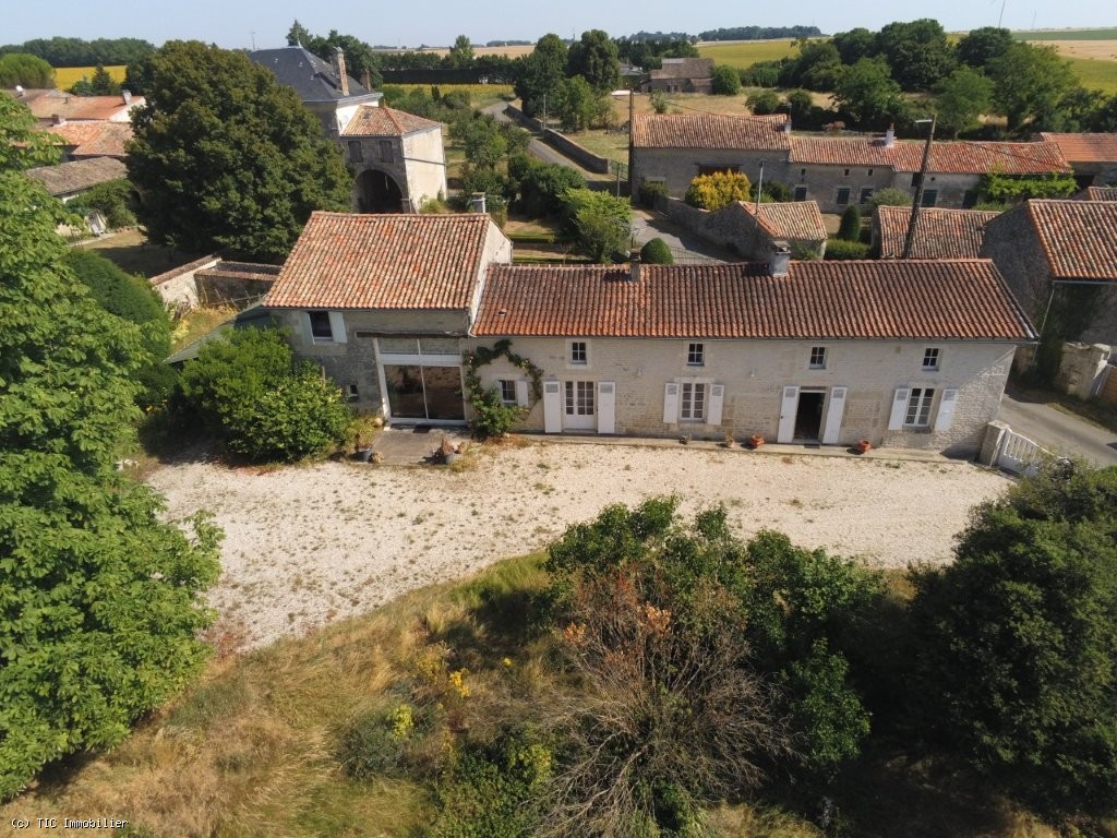 Charming Stone Village House – 8 Rooms – Enclosed Garden (1972m²) and Outbuildings