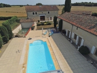 Magnifique Domaine de presque un Hectare avec 3 Chambres, Belle Piscine et Potentiel Pour Gîtes