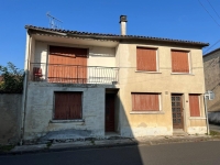 Maison de 4 Chambres à Rénover avec Garage et Cour