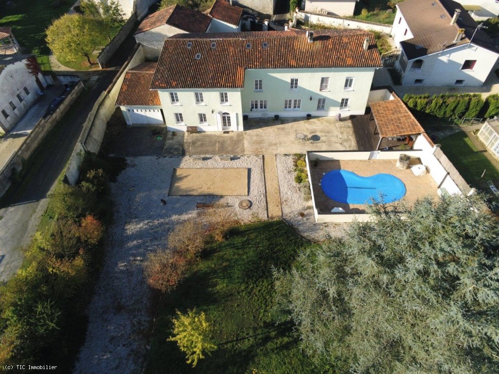 Belle Maison De 6 Chambres Avec Piscine Proche d'Aigre