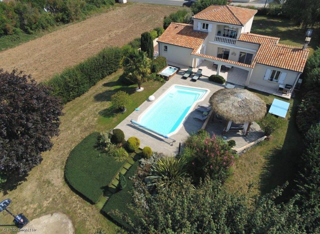 Sublime Maison de 3 Chambres avec Piscine