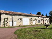 Élégante Longère en Pierre au Cœur d’un Parc Arboré avec Grande Piscine