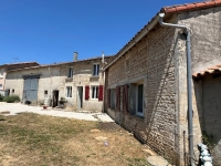 Charmante Maison en Pierre avec Dépendances et Cour Intime – Proche Sauzé-Vaussais
