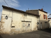 Ruffec Town Centre House With Large Garage And A Courtyard