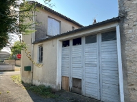 Maison de 4 Chambres à Rénover avec Garage et Cour