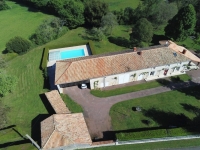 Élégante Longère en Pierre au Cœur d’un Parc Arboré avec Grande Piscine