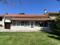 Maison De Campagne Située Au Calme A Vendre. 2 Chambres Et Grand Jardin