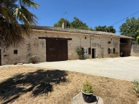Charmant Ensemble à Vendre Avec 2 Maisons, Granges et Terrain Arboré