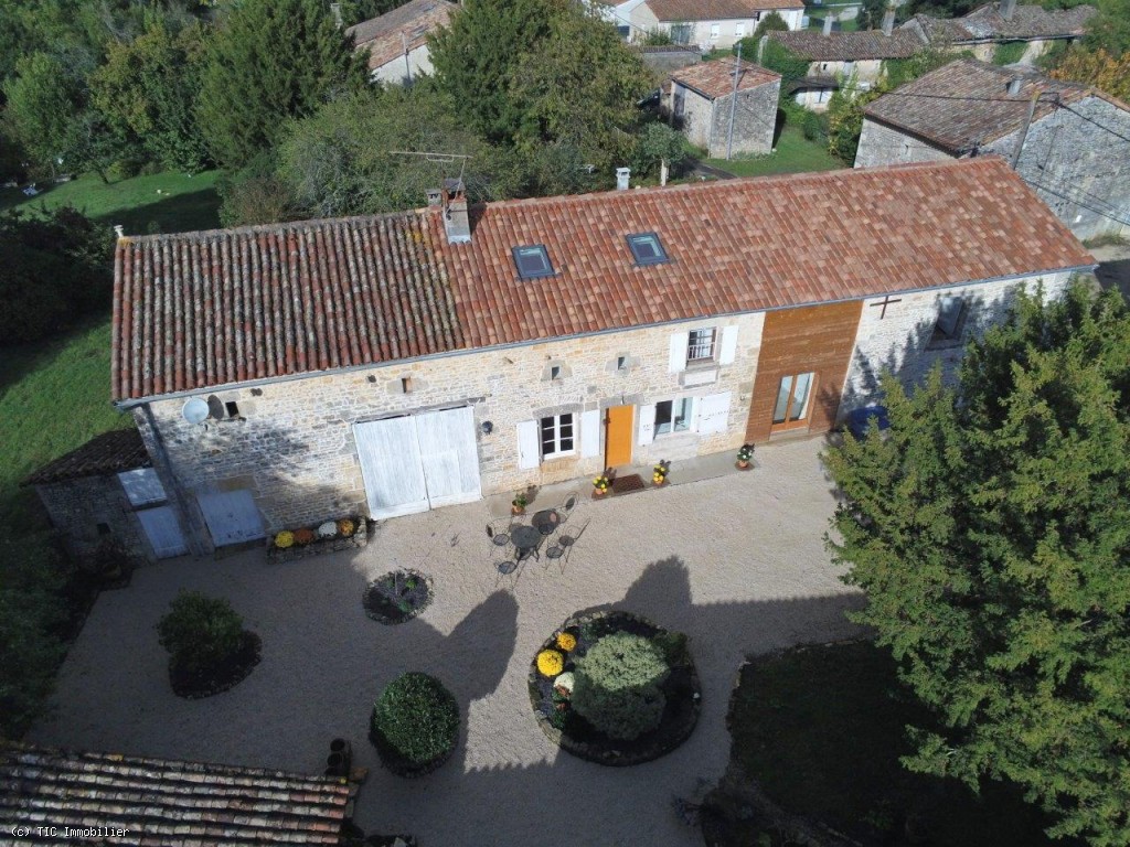 Belle Maison Avec 2 Granges Et Un Beau Jardin