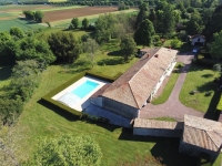 Élégante Longère en Pierre au Cœur d’un Parc Arboré avec Grande Piscine