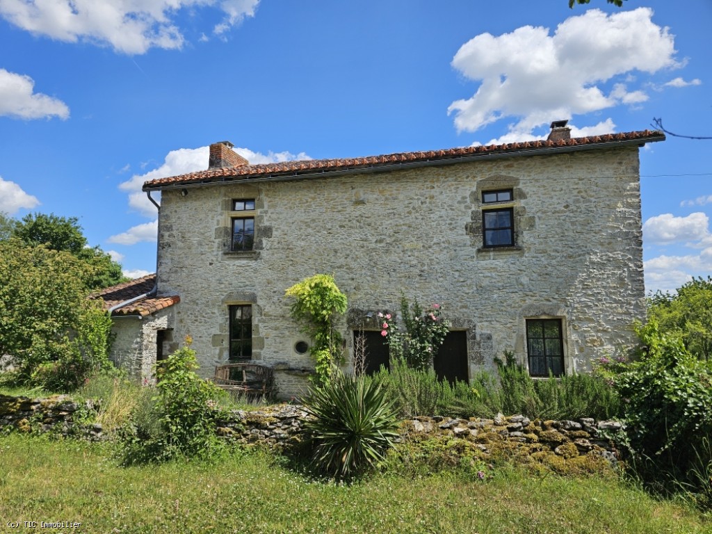 Ensemble Immobilier de Charme avec Maison Principale, Gîte, et Piscine