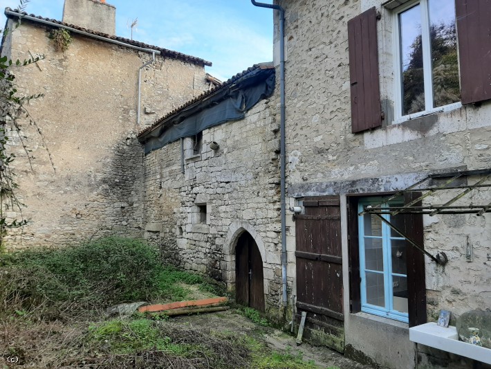 Maison Ancienne Au Coeur De La Ville Historique De Charroux