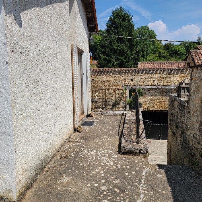 Ancienne Maison en Pierre dans Village Médiéval