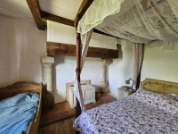 Ensemble Immobilier de Charme avec Maison Principale, Gîte, et Piscine