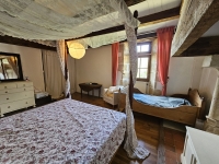 Ensemble Immobilier de Charme avec Maison Principale, Gîte, et Piscine