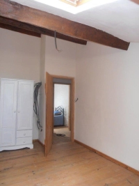 Townhouse To Renovate With Courtyard, Close to Commerce
