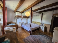 Ensemble Immobilier de Charme avec Maison Principale, Gîte, et Piscine