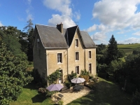 Manoir et Ancienne Grange Rénovée avec Piscine sur un Terrain de plus de 3 Hectares