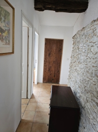 Ensemble Immobilier de Charme avec Maison Principale, Gîte, et Piscine