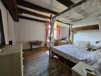 Ensemble Immobilier de Charme avec Maison Principale, Gîte, et Piscine