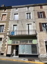 Investment property with commercial space and 5 Studios - Mansle